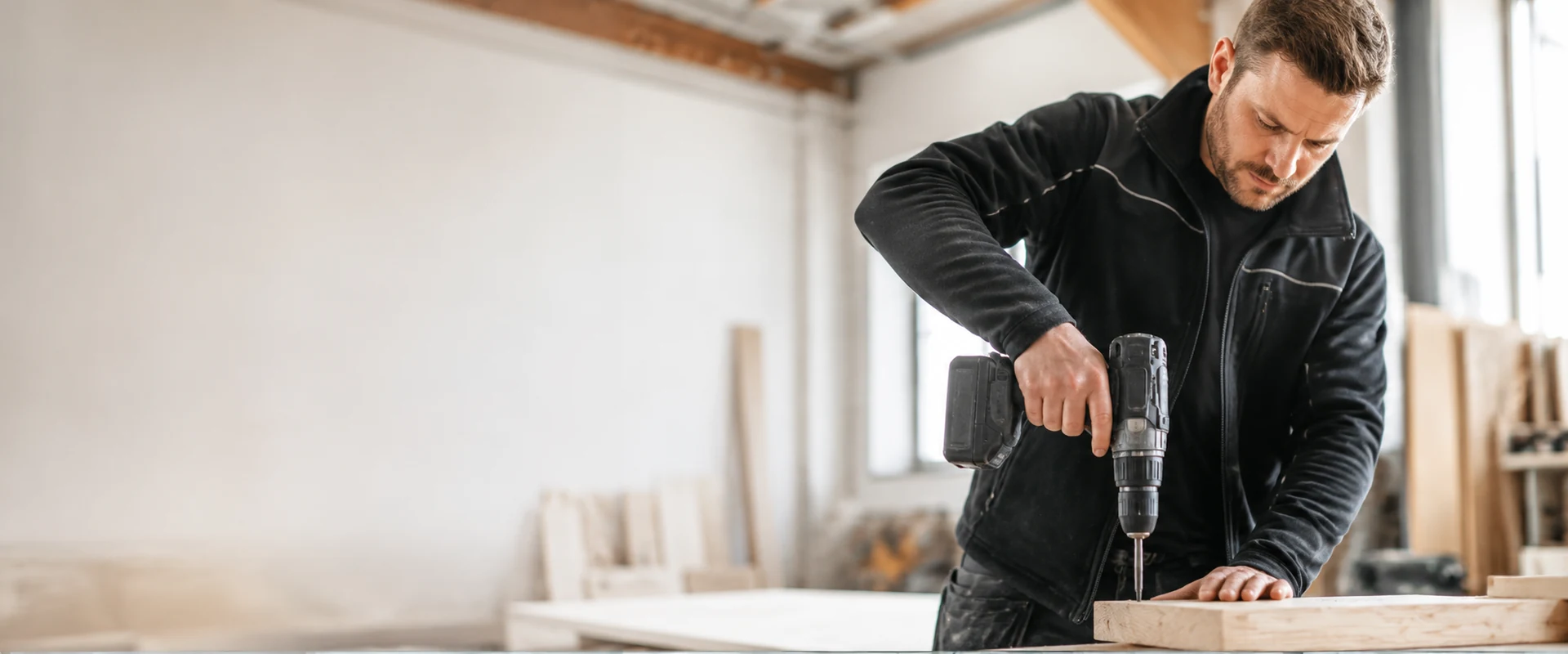 Heimwerker mit Werkzeug fuer ein Projekt zuhause